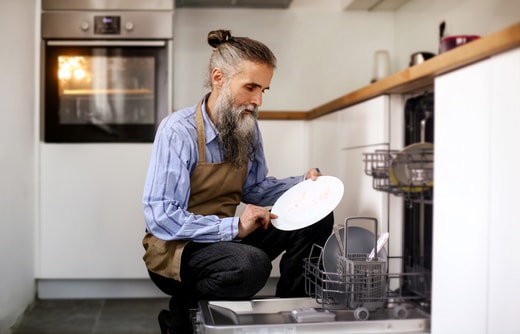 Como limpar uma máquina de lavar loiça com mau cheiro